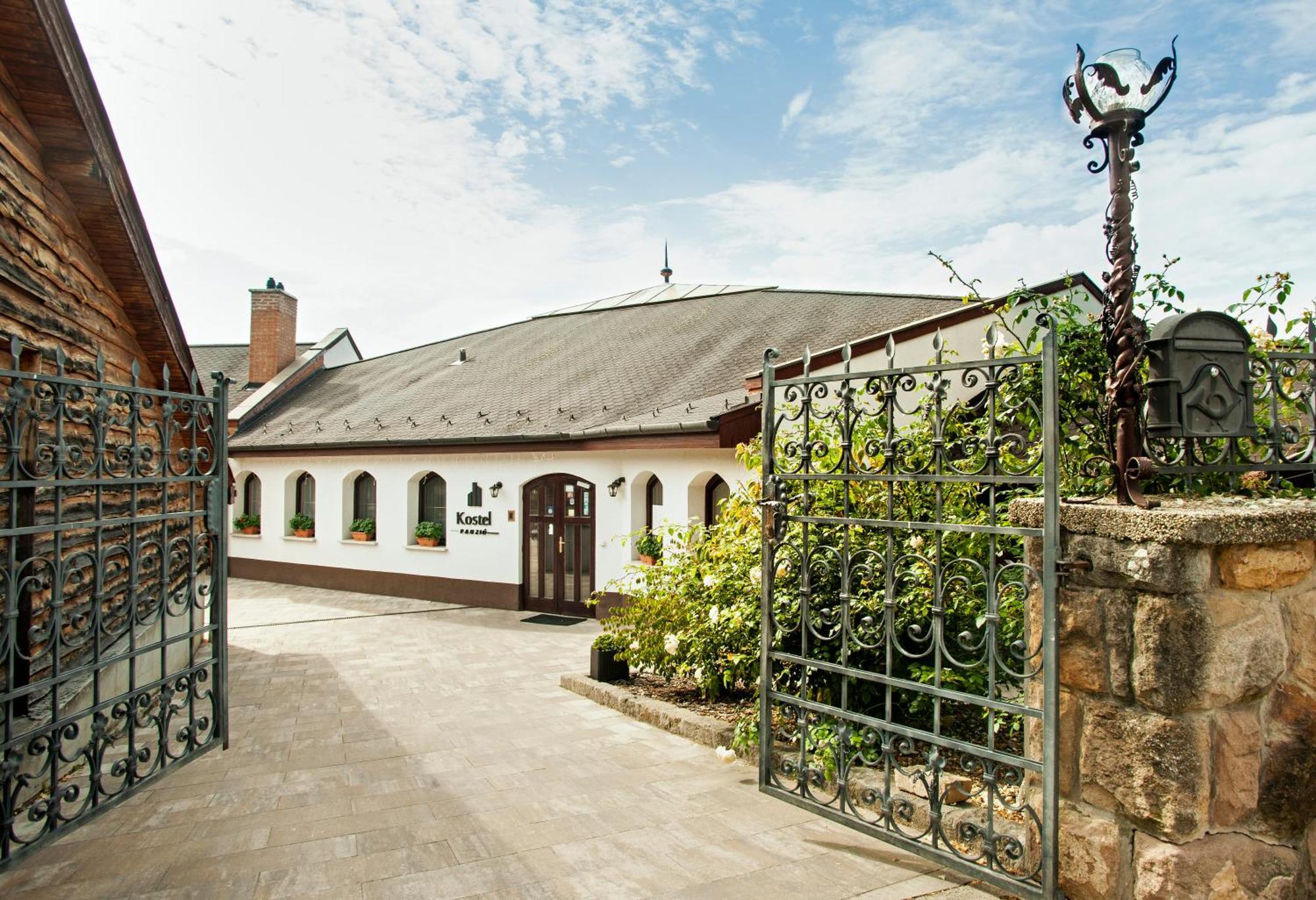 Kostel Panzio Hotel Kesztolc Exterior photo